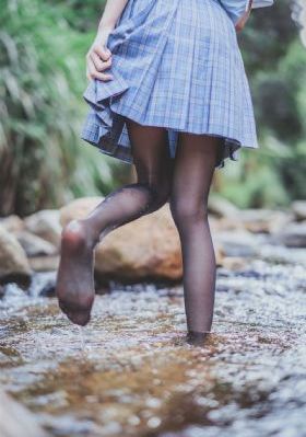 一面亲膜上边奶一个膜边