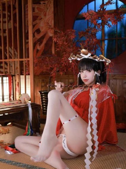 贵州一小区住宅被大石砸穿